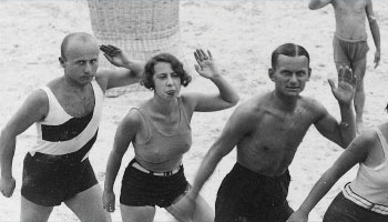 na plaży - fotografia z zasobu NAC