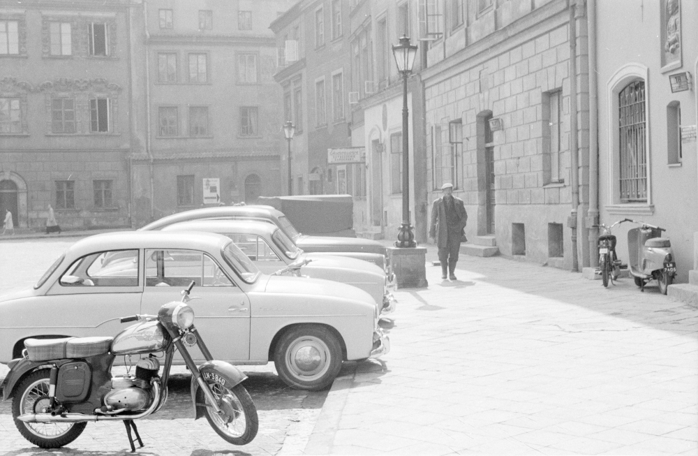 Motocykl i auta na Rynku Starego Miasta w Lublinie, fot. Jan Magierski
