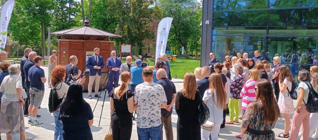 Na placu przed Mediateką w Piotrkowie Trybunalskim stoją widzowie i pracownicy archiwów podczas uroczystego otwarcia Fotoplastikonu.