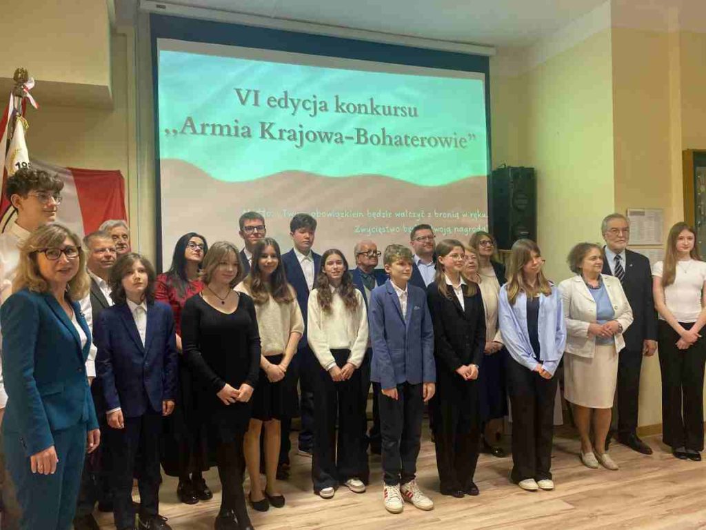 Uczniowie - uczestnicy konkursu „Armia Krajowa – Bohaterowie”