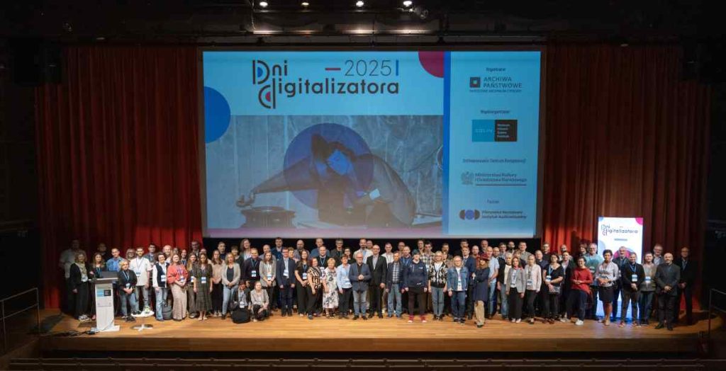 Zdjęcie grupowe uczestników Dni Digitalzizatora na scenie