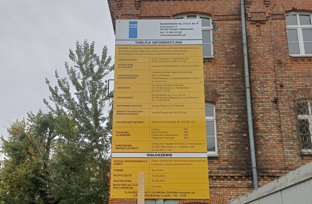 Tablica informacyjna budowy Narodowego Archiwum Cyfrowego