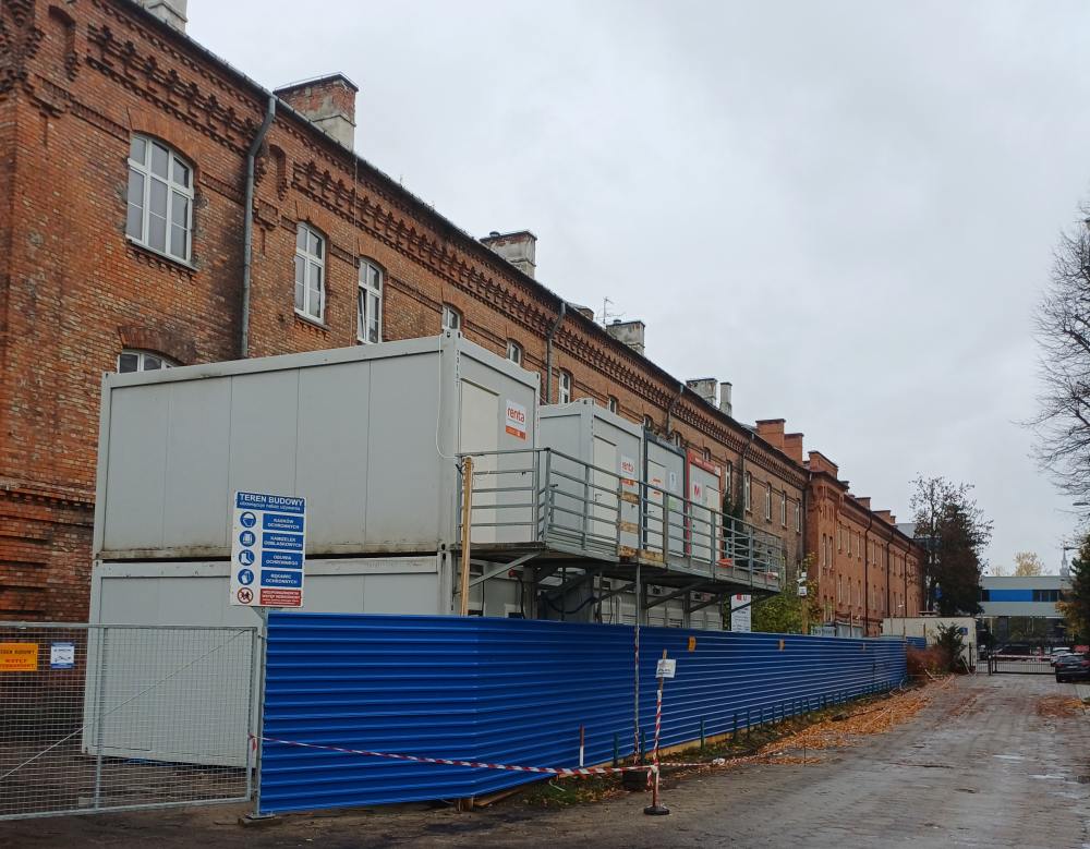 Kontenetry budowlane przed siedzibą Narodowego Archiwum Cyfrowego