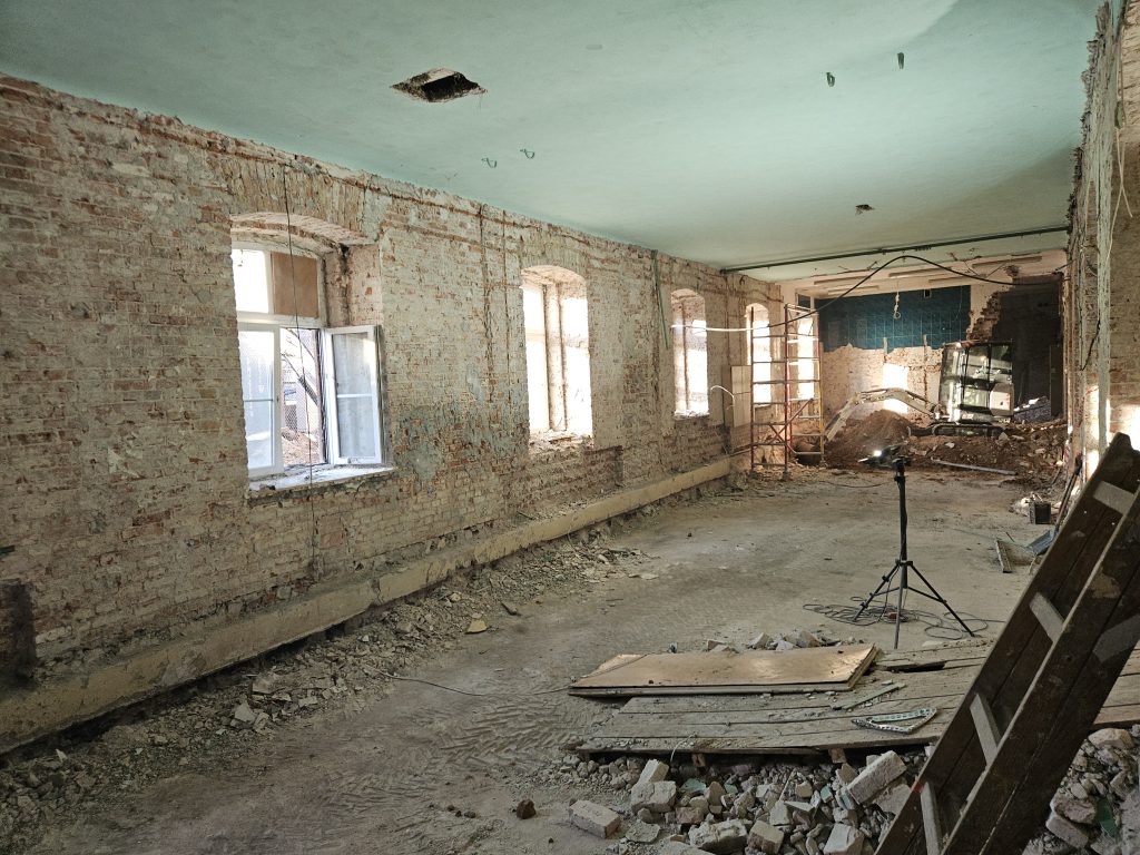 Wnętrze budynku podczas przebudowy. Demontaż ściany działowej.