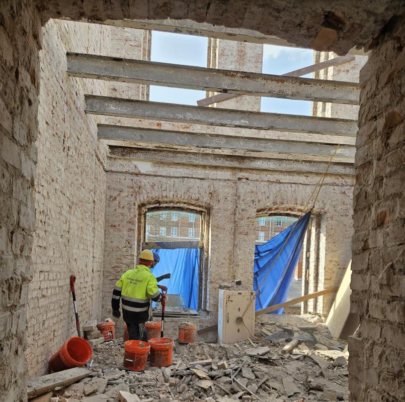 Wnętrze budynku podczas remontu, wymiana stropów