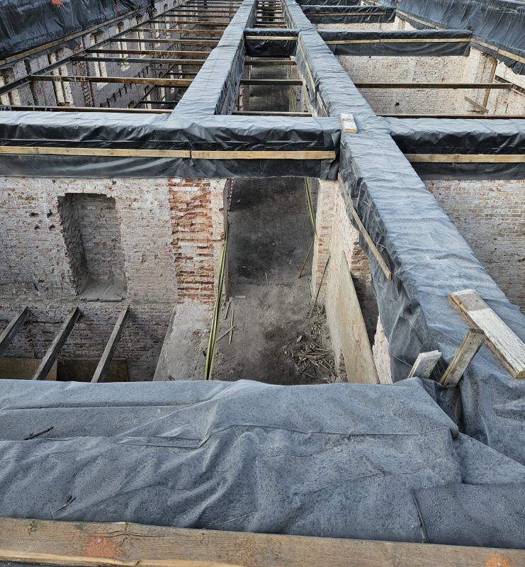 Widok budynku w remoncie od góry, brak dachu i stropu