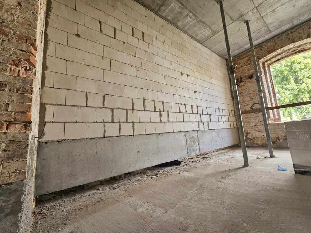 Wnętrze budowanego Narodowego Archiwum Cyfrowego, nowa ściana na fundamencie